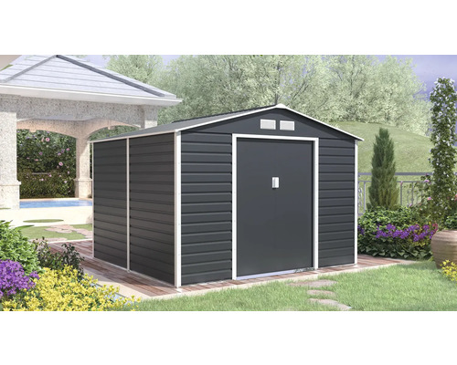 Tmavě šedý kovový zahradní domek s bílým rámem, dvojitými posuvnými dveřmi a sedlovou střechou na dřevěné terase v zahradě.