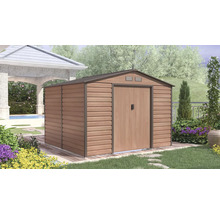 Kovový zahradní domek ve vzhledu dřeva se sedlovou střechou a dvojitými dveřmi na dřevěné terase v zahradě.