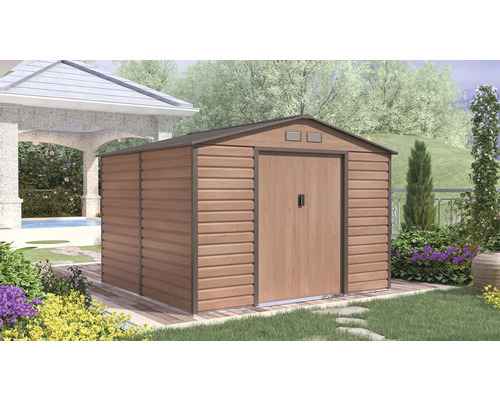 Kovový zahradní domek ve vzhledu dřeva se sedlovou střechou a dvojitými dveřmi na dřevěné terase v zahradě.