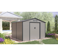 Kovový zahradní domek se sedlovou střechou a dvoukřídlými dveřmi na dřevěné terase v zahradě s altánem a rostlinami.