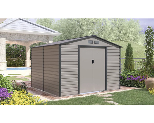 Kovový zahradní domek se sedlovou střechou a dvoukřídlými dveřmi na dřevěné terase v zahradě s altánem a rostlinami.