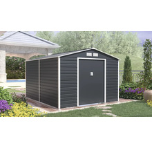 Antracitový kovový zahradní domek se sedlovou střechou a bílými okraji v zahradě s trávníkem a květinami.