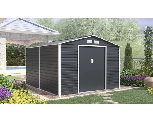 Antracitový kovový zahradní domek se sedlovou střechou a bílými okraji v zahradě s trávníkem a květinami.