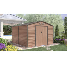 Kovový zahradní domek s dekorem dřeva, sedlovou střechou a dvojkřídlými dveřmi ve světlé zahradě vedle kamenného altánu.