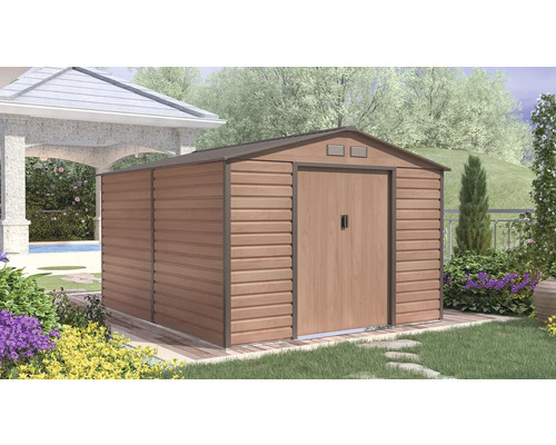 Kovový zahradní domek s dekorem dřeva, sedlovou střechou a dvojkřídlými dveřmi ve světlé zahradě vedle kamenného altánu.