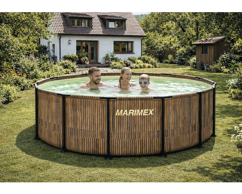 Nadzemní kulatý bazén v dekoru dřeva s Marimex Logo na světlém trávníku v zahradě. Tříčlenná rodina se koupe v čisté vodě.