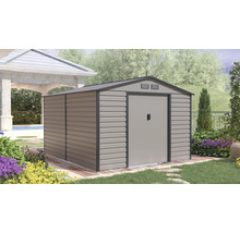 Velký kovový zahradní domek s dvoukřídlými dveřmi a sedlovou střechou v upravené, světlé zahradě s altánem.