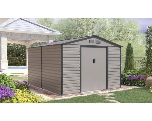 Velký kovový zahradní domek s dvoukřídlými dveřmi a sedlovou střechou v upravené, světlé zahradě s altánem.