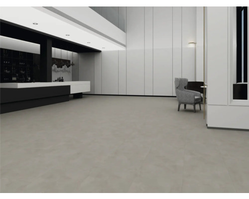 Prostorný, moderní interiér s velkoformátovou šedou podlahou, bílými obloženými stěnami a minimalistickým designem.