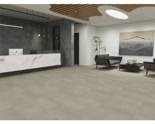 Moderně řešená recepce s velkoformátovou béžovou dlažbou, pultem s mramorovým efektem a posezením s tmavými pohovkami.