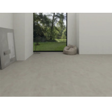 Moderní světlý pokoj se světle šedou vinylovou podlahou se vzhledem betonu, velkým oknem s výhledem do zahrady a sedacím vakem.