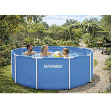 Kulatý bazén Marimex s konstrukcí na zahradě s rodinou hrající si ve vodě. Jasné a slunné.