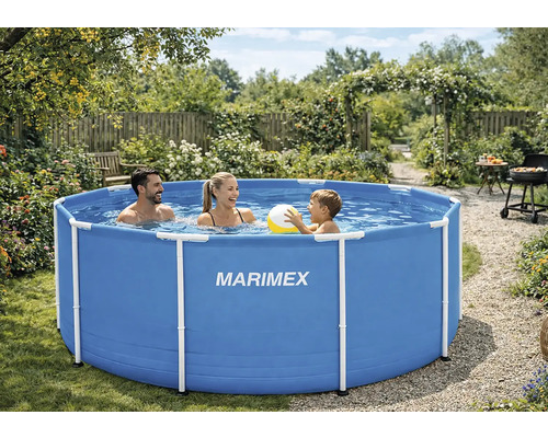 Kulatý bazén Marimex s konstrukcí na zahradě s rodinou hrající si ve vodě. Jasné a slunné.