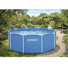 Kruhový modrý nadzemní bazén Marimex v prosvětlené zahradě s květinami, stromy, štěrkovou cestou a grilem. Marimex Logo na stěně bazénu.