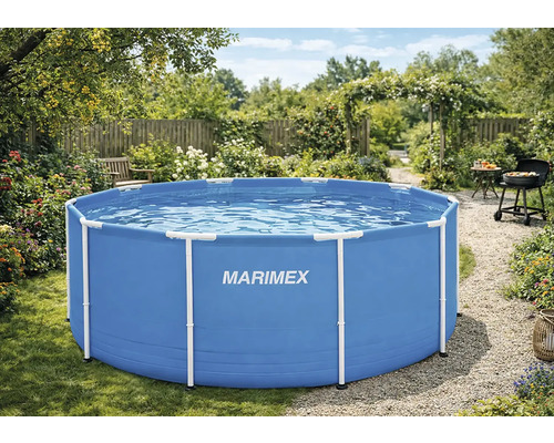Kruhový modrý nadzemní bazén Marimex v prosvětlené zahradě s květinami, stromy, štěrkovou cestou a grilem. Marimex Logo na stěně bazénu.