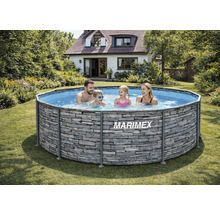 Kulatý nadzemní bazén Marimex s konstrukcí a motivem kamene na zahradě s rodinou ve vodě.