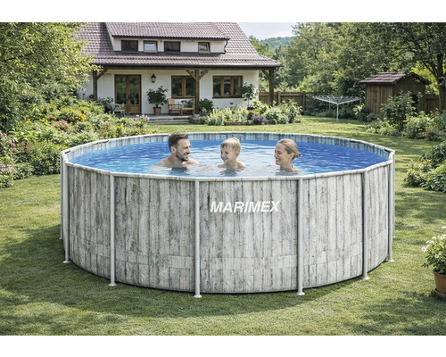 Kruhový nadzemní bazén Marimex s dekorem dřeva na zahradě s rodinou ve vodě.