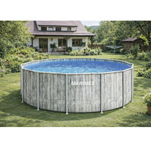 Kulatý nadzemní bazén Marimex s dekorem dřeva v prostorné, světlé zahradě u rodinného domu.