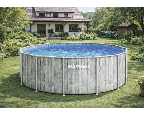 Kulatý nadzemní bazén Marimex s dekorem dřeva v prostorné, světlé zahradě u rodinného domu.