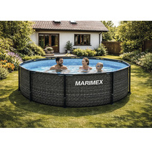 Kulatý nadzemní bazén Marimex v ratanovém vzhledu s kovovým rámem na zahradě. Tři osoby se nacházejí ve vodě.