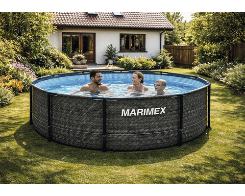 Kulatý nadzemní bazén Marimex v ratanovém vzhledu s kovovým rámem na zahradě. Tři osoby se nacházejí ve vodě.