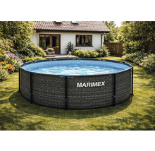 Kulatý nadzemní bazén Marimex s rámem a šedým ratanovým dekorem na zahradě na trávníku.