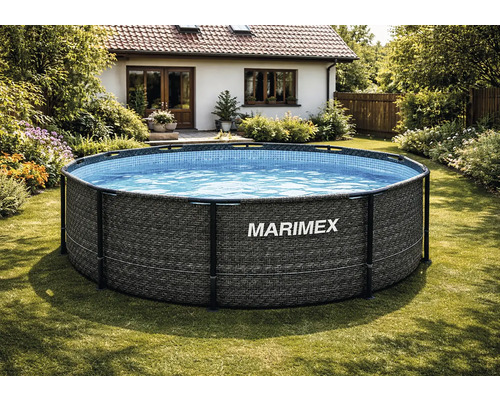 Kulatý nadzemní bazén Marimex s rámem a šedým ratanovým dekorem na zahradě na trávníku.