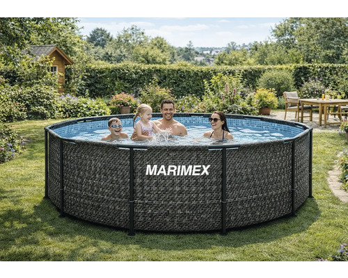 Kruhový bazén Marimex s konstrukcí v ratanovém vzhledu a mozaikovou vnitřní fólií na slunné zahradě se čtyřčlennou rodinou.