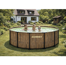 Kulatý nadzemní bazén Marimex v dekoru dřeva na světlé, prostorné zahradě s rodinou a rodinným domem v pozadí.