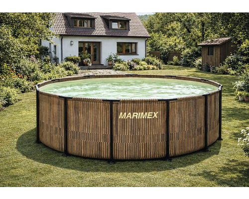 Nadzemní bazén Marimex kruhový s dekorem dřeva na zahradě u rodinného domu.