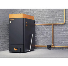 Moderní kotel OPOP instalovaný na cihlové zdi s připojeným měděným potrubím v technické místnosti.