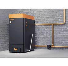 Kotel OPOP před cihlovou stěnou s připojenými měděnými trubkami.