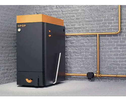 Kotel OPOP před cihlovou stěnou s připojenými měděnými trubkami.