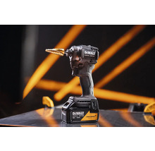 Akumulátorový rázový utahovák DeWalt Special Edition McLaren s 18 Volt 4 ampérhodinovou baterií a stupňovitým vrtákem.