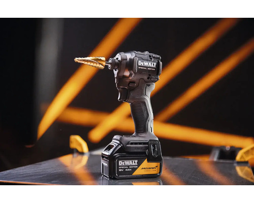 Akumulátorový rázový utahovák DeWalt Special Edition McLaren s 18 Volt 4 ampérhodinovou baterií a stupňovitým vrtákem.