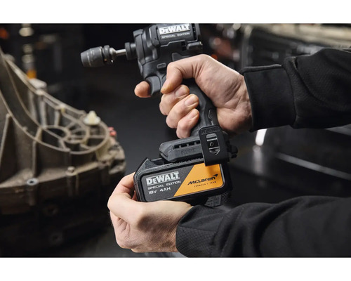 Osoba drží rázový utahovák DeWalt Special Edition s 18 voltovým 4 ampérhodinovým akumulátorem, DeWalt Logo a McLaren Formula 1 Team Logo.