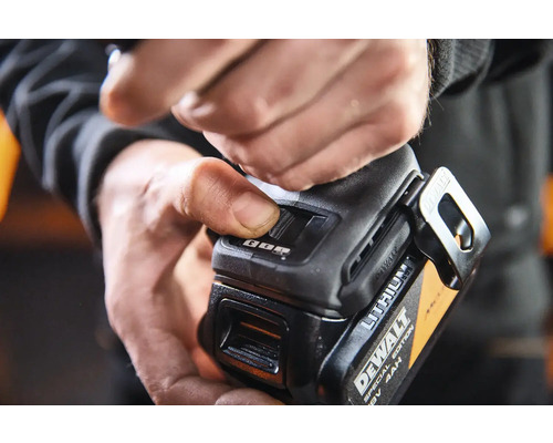 Lithium-iontový akumulátor DeWalt 18 Voltů 4 Ampérhodiny s aktivovaným indikátorem nabití.