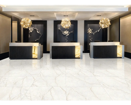 Moderní recepce s velkoformátovou dlažbou ve vzhledu bílého mramoru, třemi tmavými pulty a kulatými závěsnými svítidly.