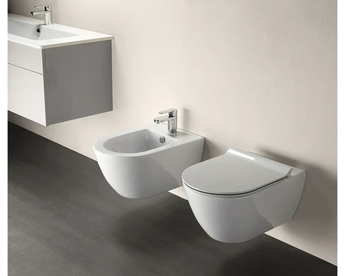 Moderní, světlá koupelna se závěsným WC, keramickým bidetem s baterií a šedou umyvadlovou skříňkou.