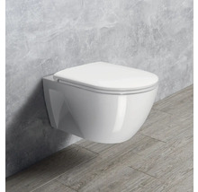 Závěsné keramické WC s uzavřeným sedátkem v moderní koupelně se stěnou v dekoru betonu a podlahou v dekoru dřeva.