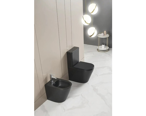Moderní koupelna s černou stojací toaletou, bidetem, mramorovou podlahou a dekorativními závěsnými svítidly.