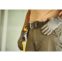 Kožený pracovní opasek s Stanley Logo na osobě v pracovním oděvu s rukavicemi a nářadím.