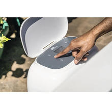 Ruka ovládající digitální ovládací panel vířivky MSpa.