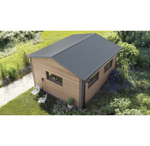 Moderní zahradní domek ve vzhledu dřeva s antracitovou sedlovou střechou z kovu v zelené zahradě se židlemi.