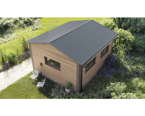 Moderní zahradní domek ve vzhledu dřeva s antracitovou sedlovou střechou z kovu v zelené zahradě se židlemi.