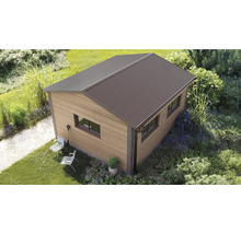 Moderní zahradní domek s dřevěným vzhledem stěn, sedlovou střechou z plechu a okny, umístěný v zahradě s trávníkem a rostlinami.