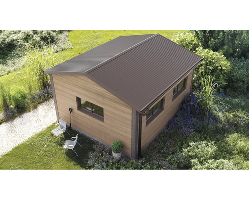 Moderní zahradní domek s dřevěným vzhledem stěn, sedlovou střechou z plechu a okny, umístěný v zahradě s trávníkem a rostlinami.