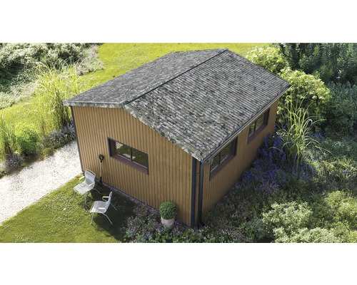 Moderní zahradní domek v dekoru dřeva se sedlovou střechou, okny a okapem v osázené zahradě.