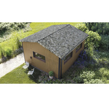 Moderní zahradní domek v dekoru dřeva se sedlovou střechou, okny a okapem v osázené zahradě.