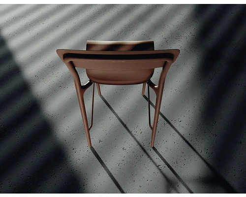 Moderní hnědá plastová židle s područkami v pohledu zezadu.